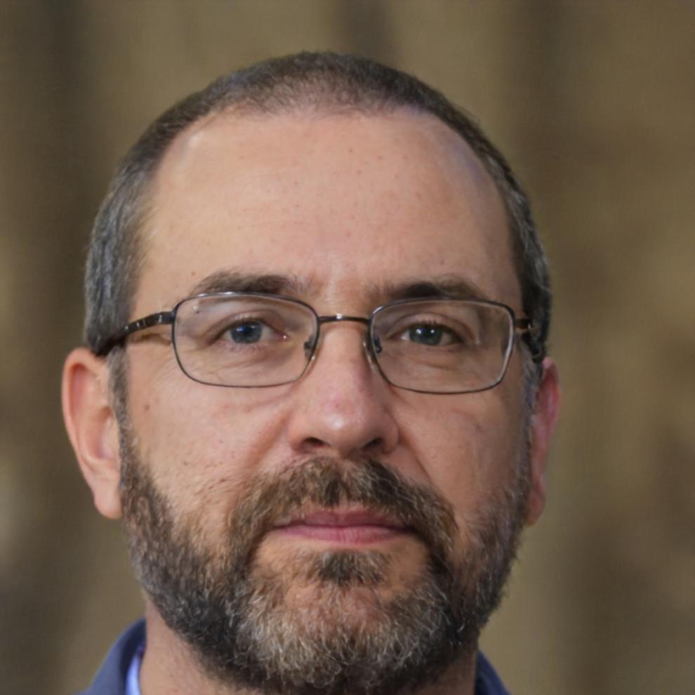 Seorang analis keuangan profesional yang sedang mengkaji data volatilitas pasar