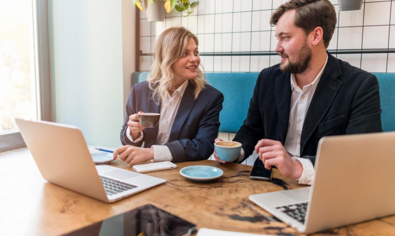 Gambaran analisis teknikal dan fundamental dalam menilai volatilitas instrumen keuangan